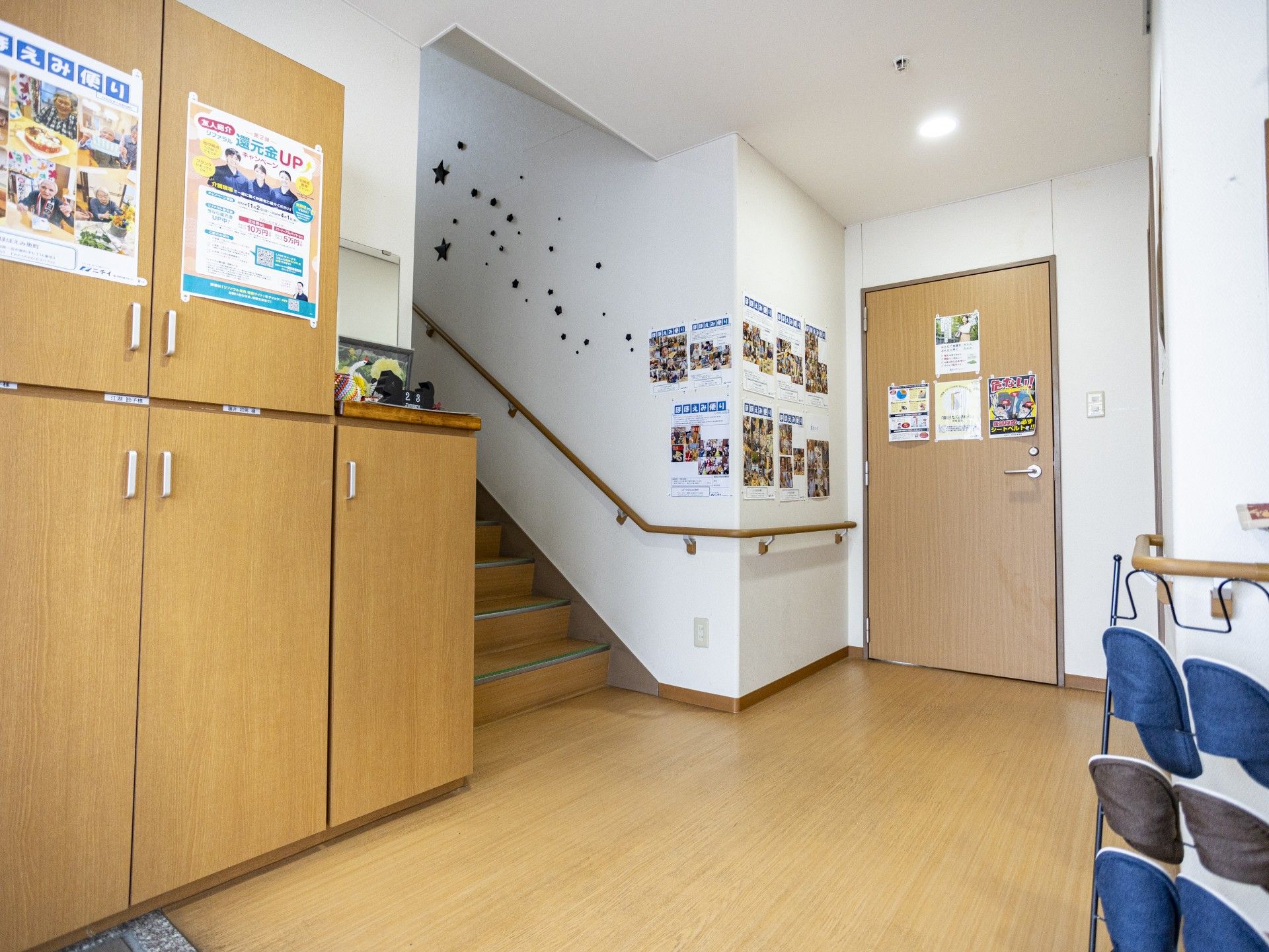 階段と掲示板のある廊下