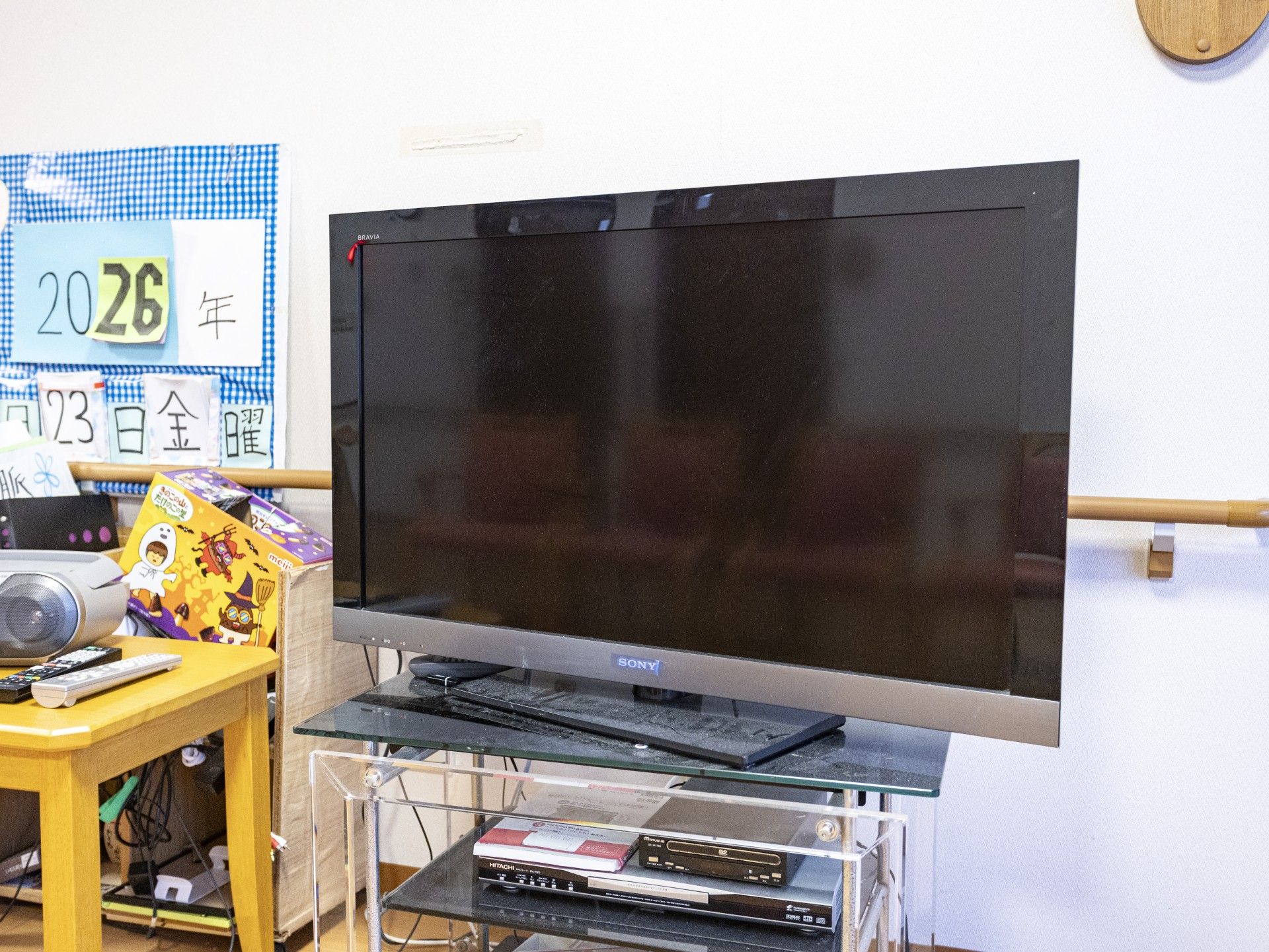 テレビとカレンダーのある部屋