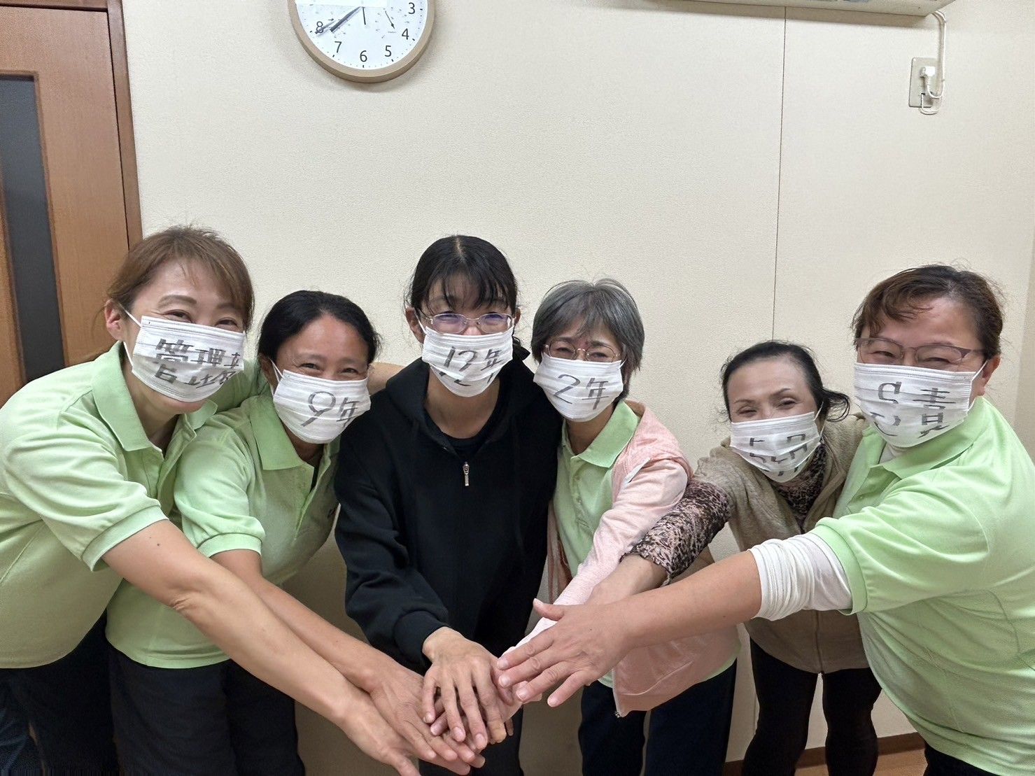 スタッフと利用者の手を合わせる様子