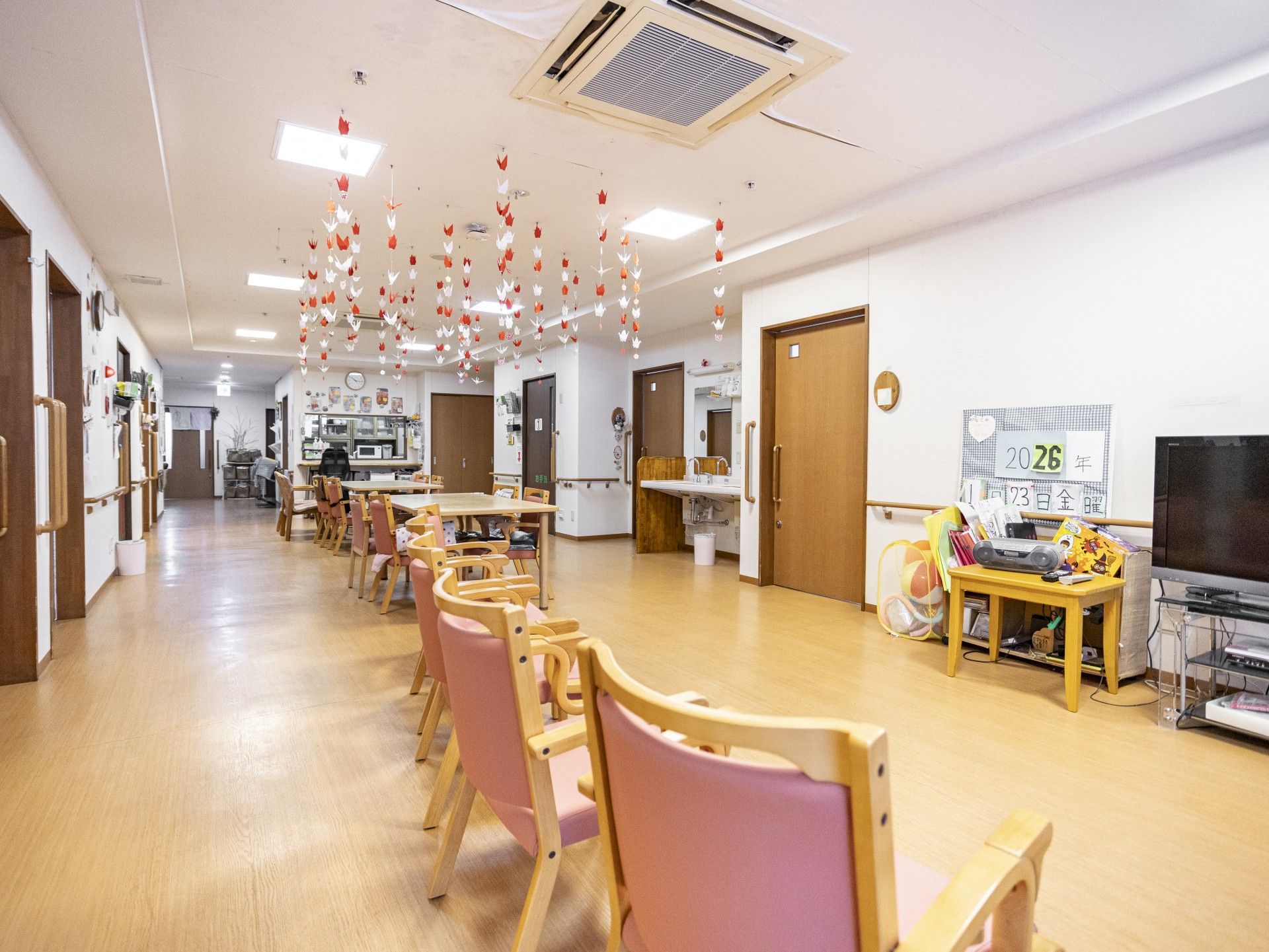 飾りが吊るされた廊下