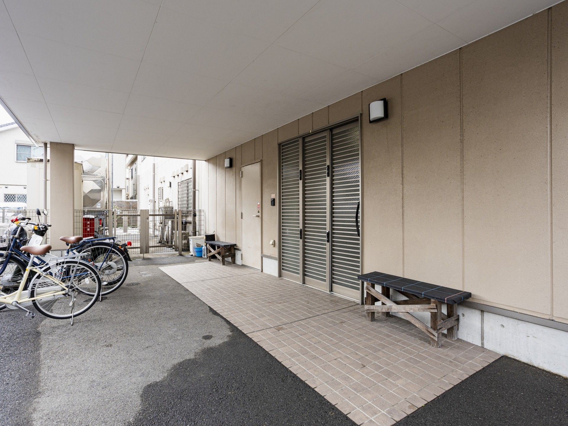 自転車置き場と出入口