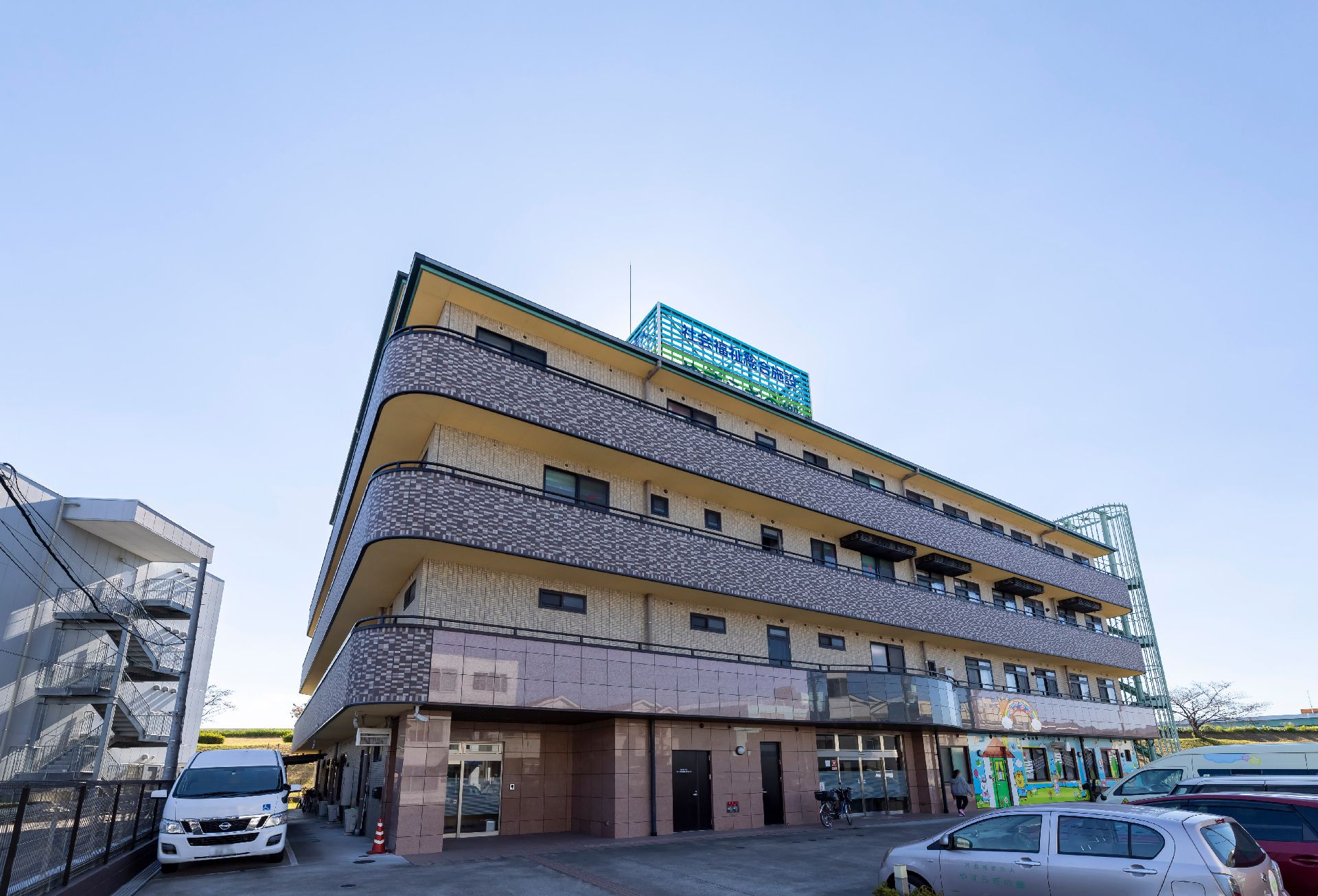 4階建ての大きく施設の外観