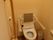 トイレには、温水洗浄便座が完備され、背もたれパッド付きの手すりが装備されている。壁には、緊急呼び出しブザーやL字型手すりがある。