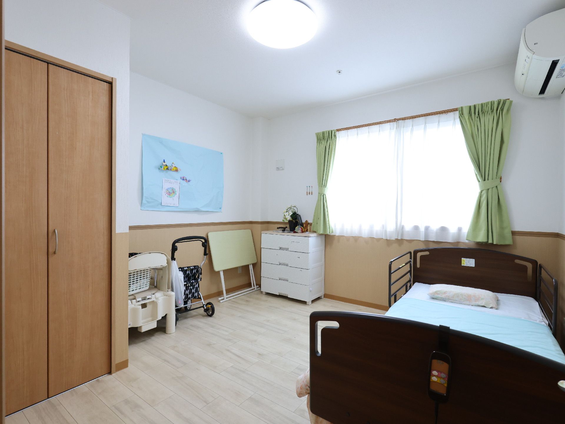 ベッドが置かれた白い壁の部屋