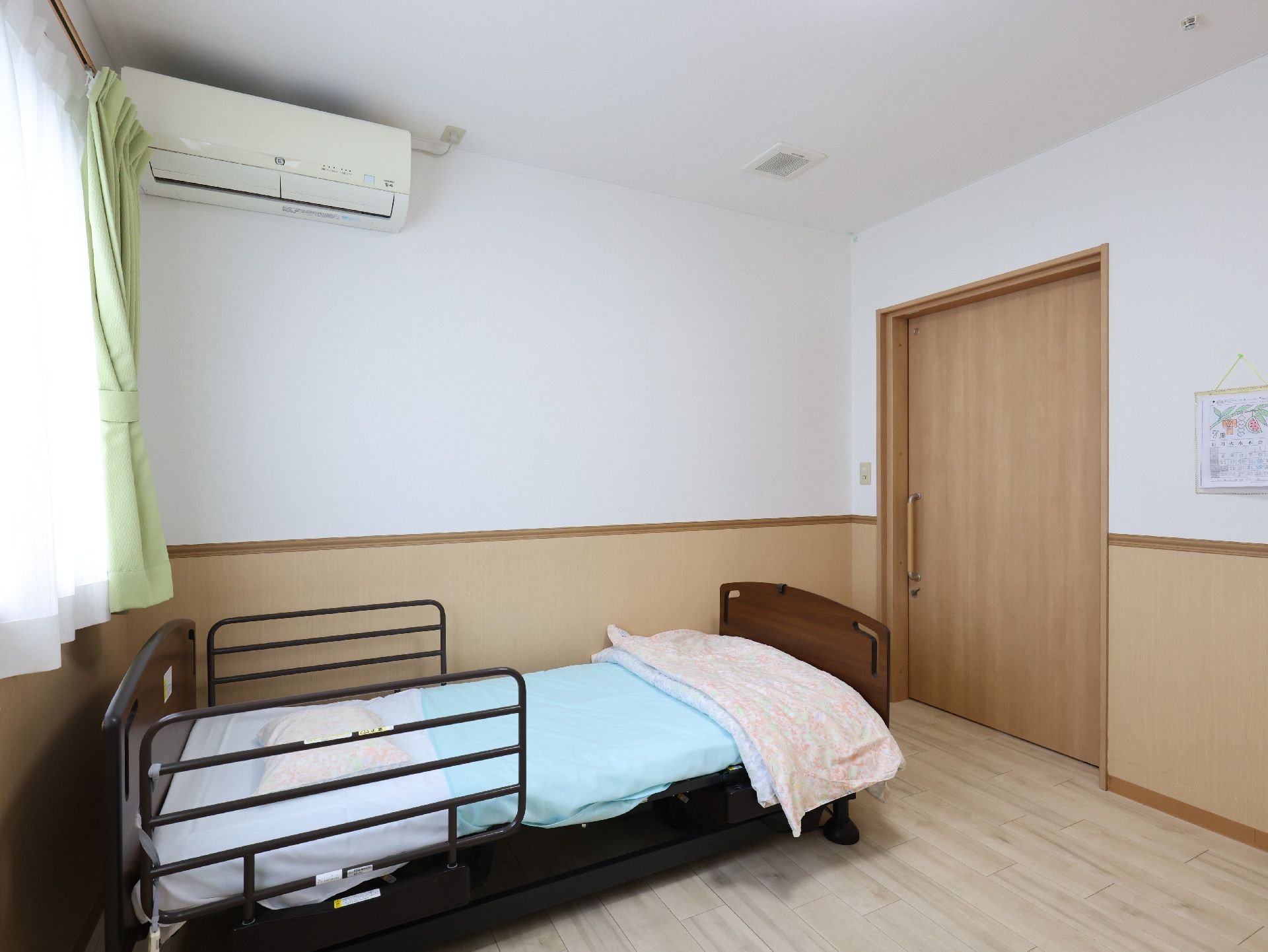ベッドの置かれた白い壁の部屋