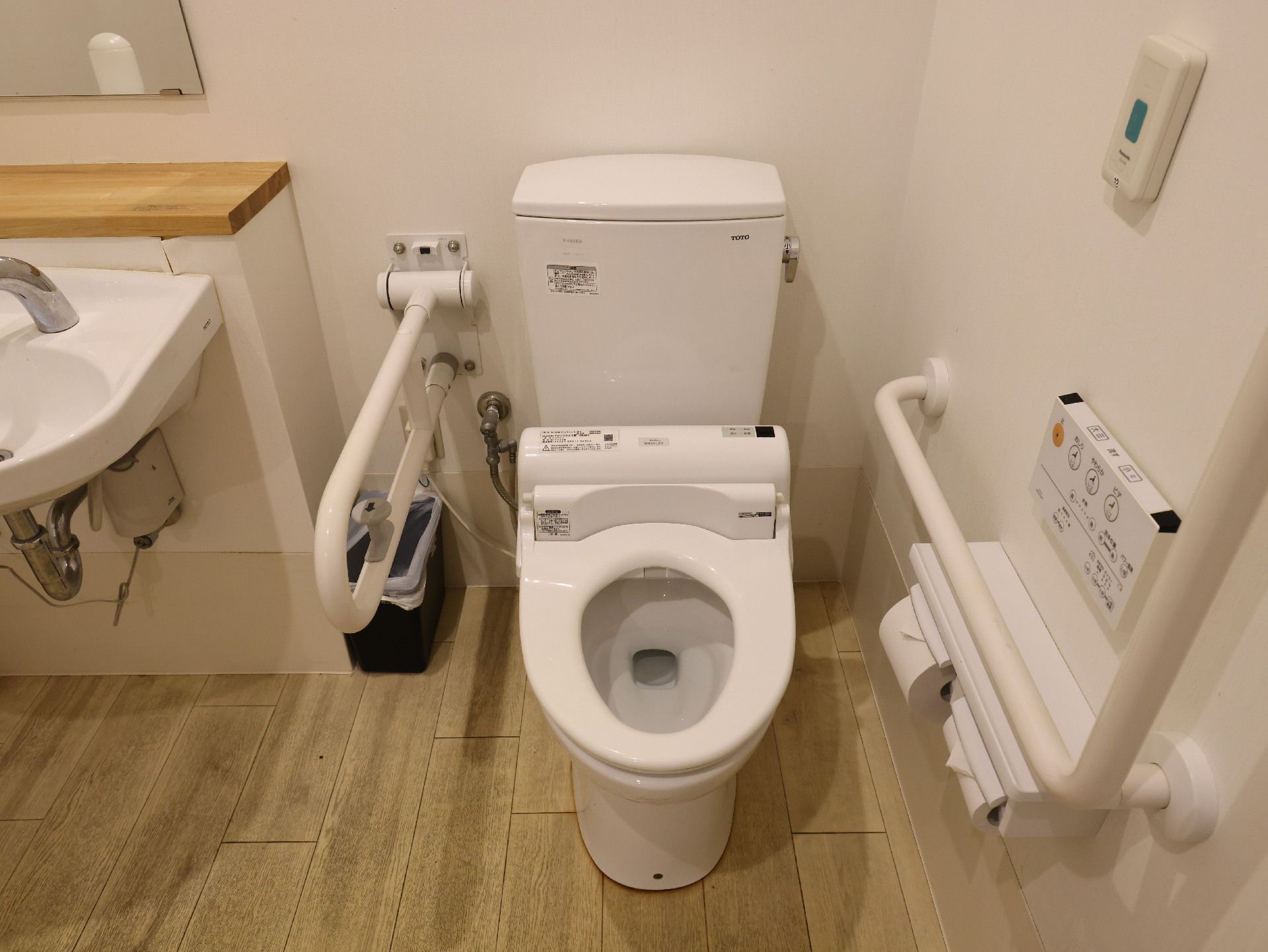 白い手すりに囲まれた洋式便器
