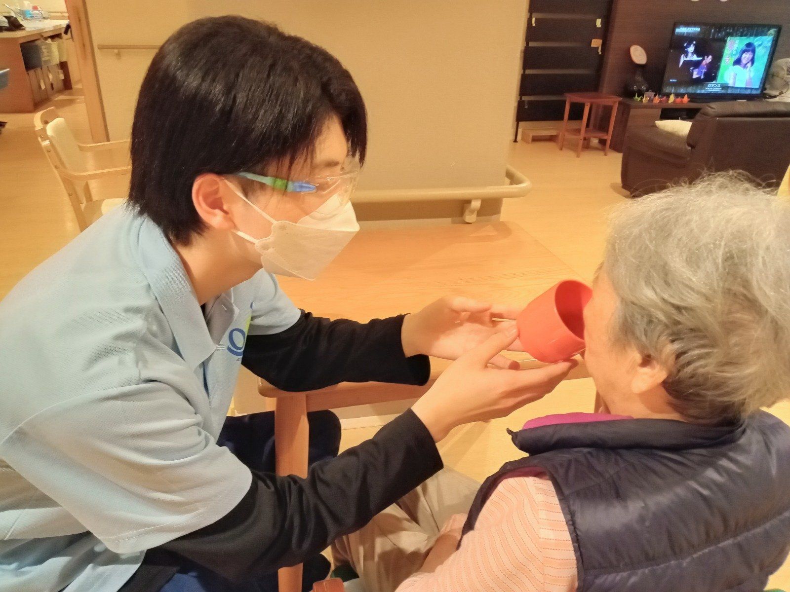 ケアスタッフと利用者のふれあい