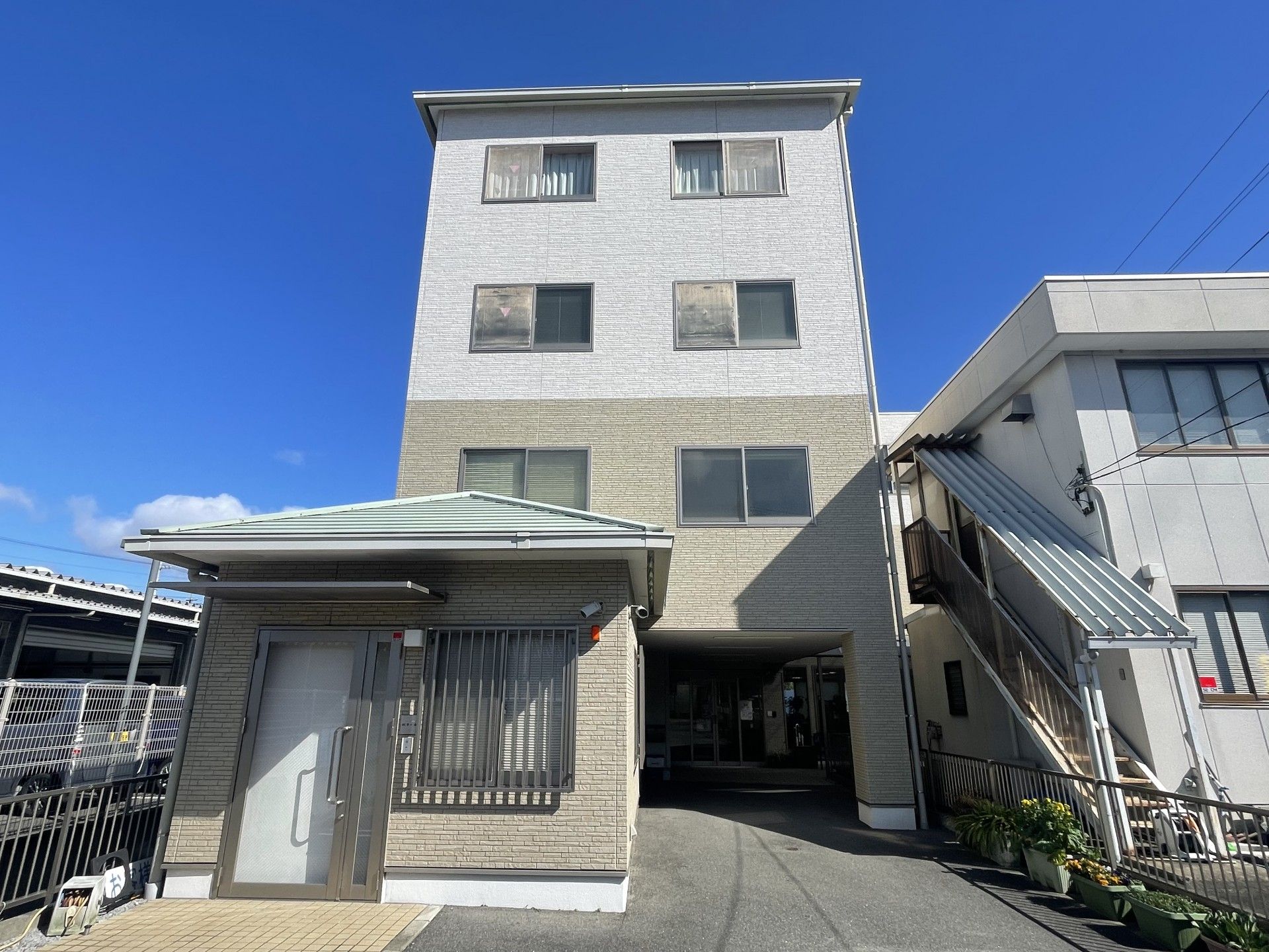 清潔感のある建物の外観