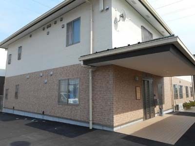 明るい外観の入口