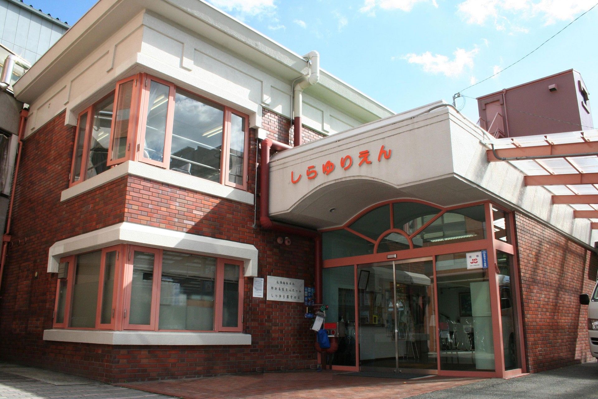 赤レンガの建物入口