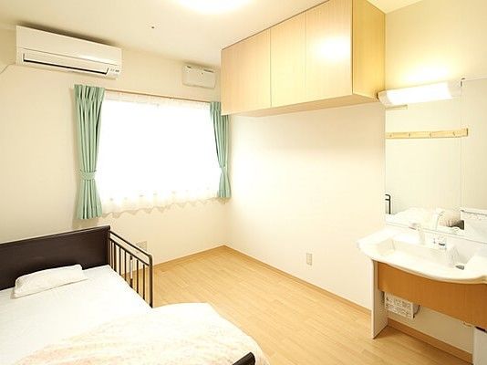 エアコンや洗面所、カーテン付きの窓や天井に近い場所に収納が付いた部屋。