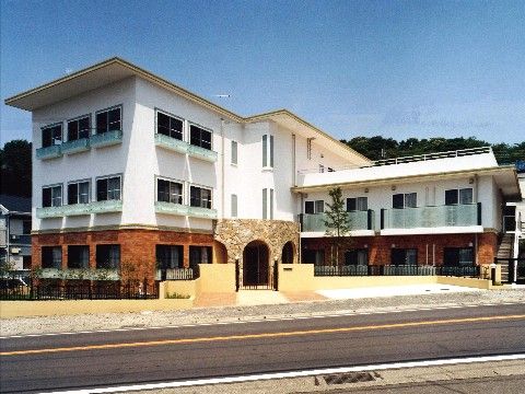 ココファンホーム湘南の杜の外観。施設周辺はきれいに舗装された道路となっております。車いすでのご通行も楽に行なえます。