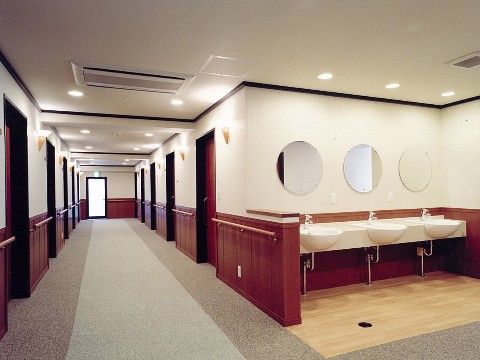 ココファンホーム湘南の杜の廊下。館内は車いすでお気軽にご利用いただけるよう、全てフローリング仕様となっております。