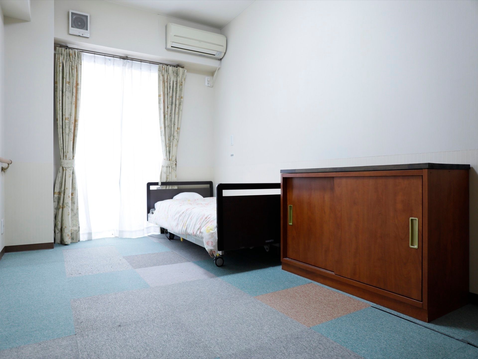 部屋には、ベッドとエアコンが備え付けられている。またベッドの高さほどの、家具があり荷物を収納することができる。