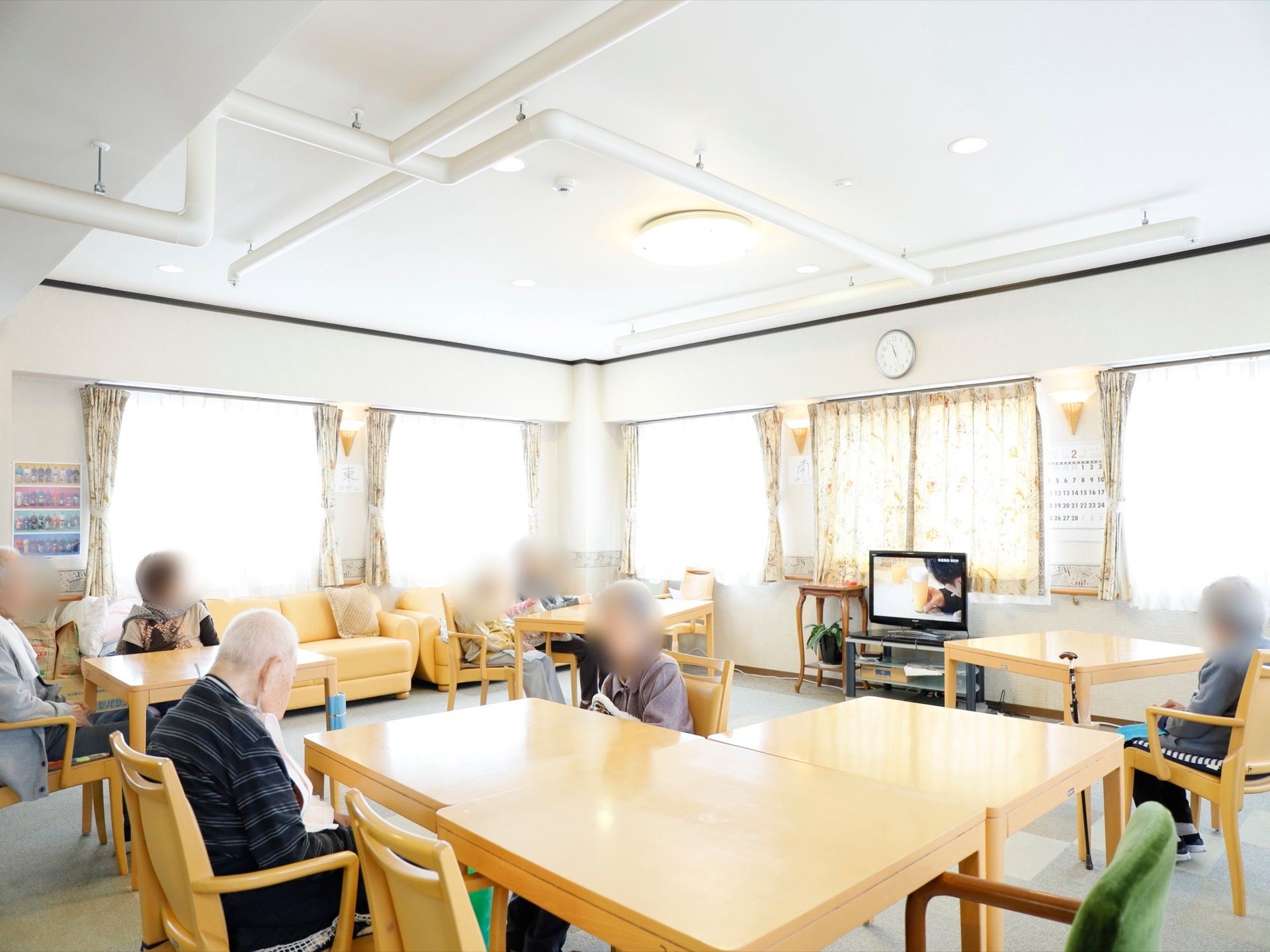 多目的室には、正方形のテーブルが複数ある。組み合わせることで、座りやすいように設置して使うことができる。