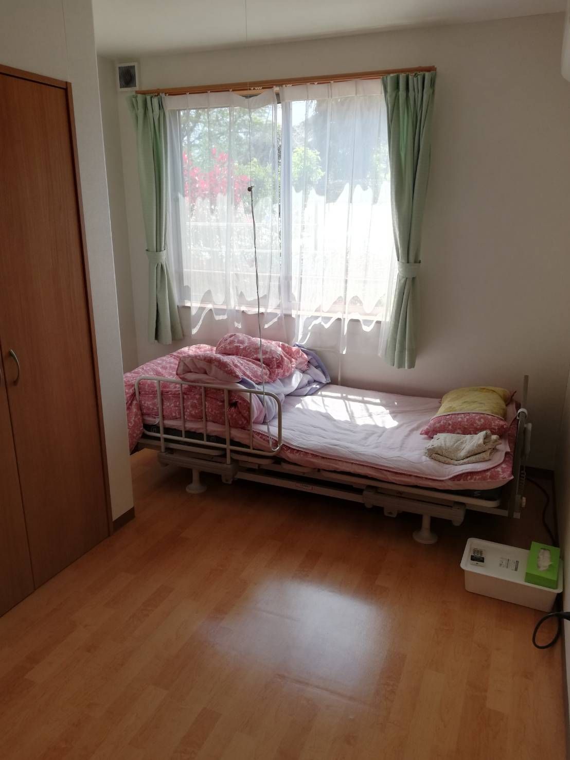 明るい個室の寝室