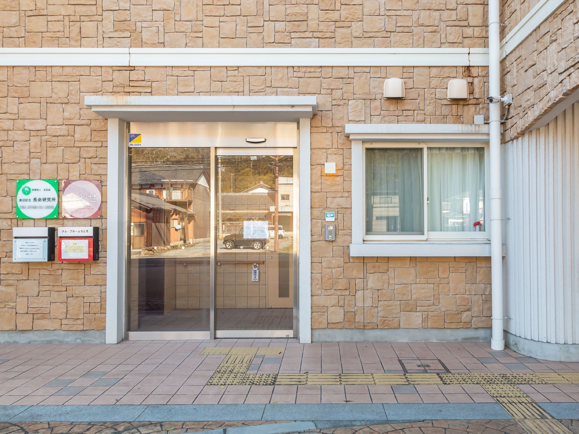 車椅子の方が通りやすいように幅が十分に取られている廊下