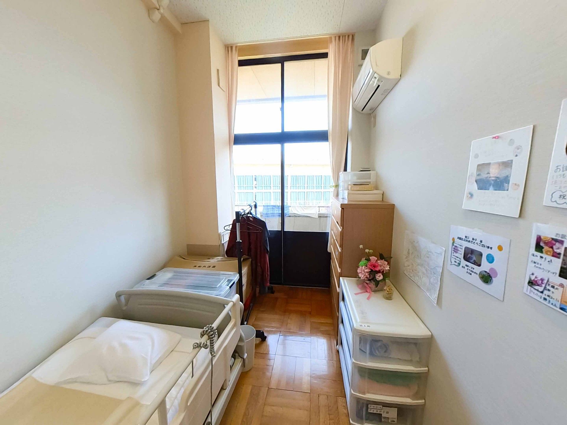 明るい個室の一角
