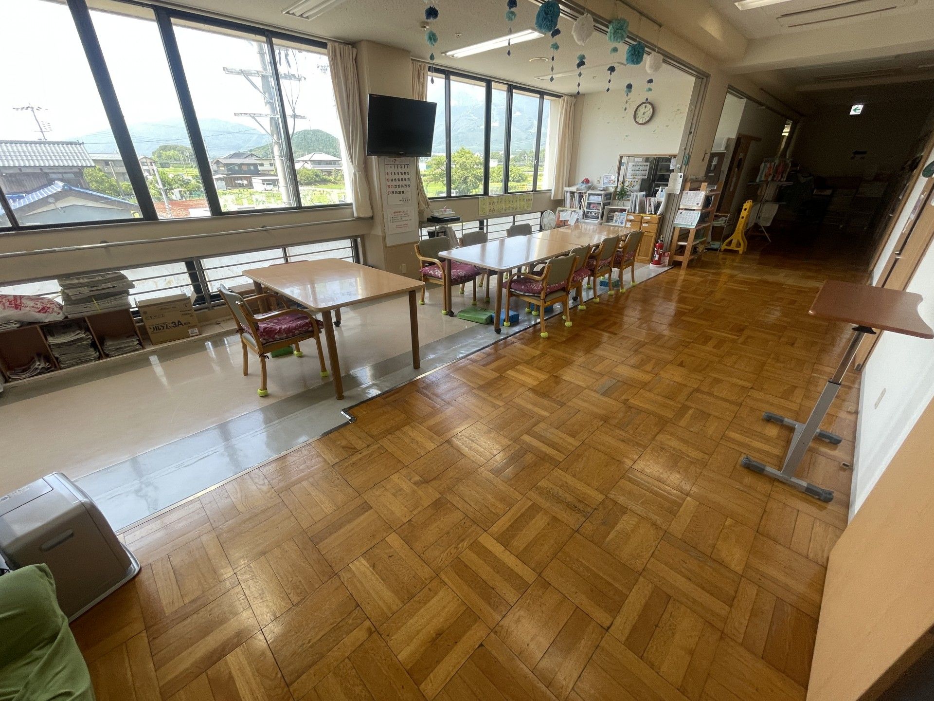 窓際の広いテーブル