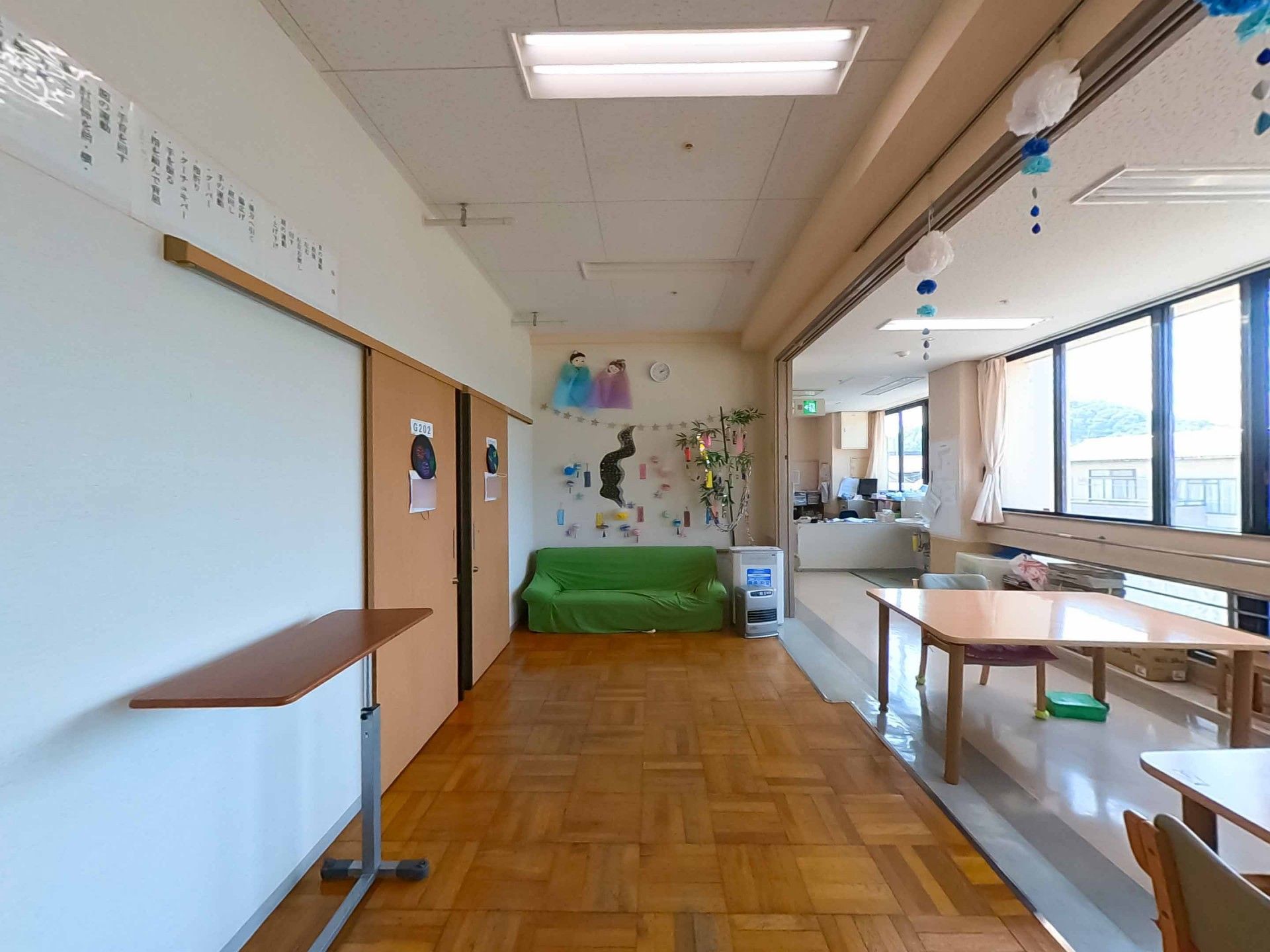 明るい廊下と共有スペース
