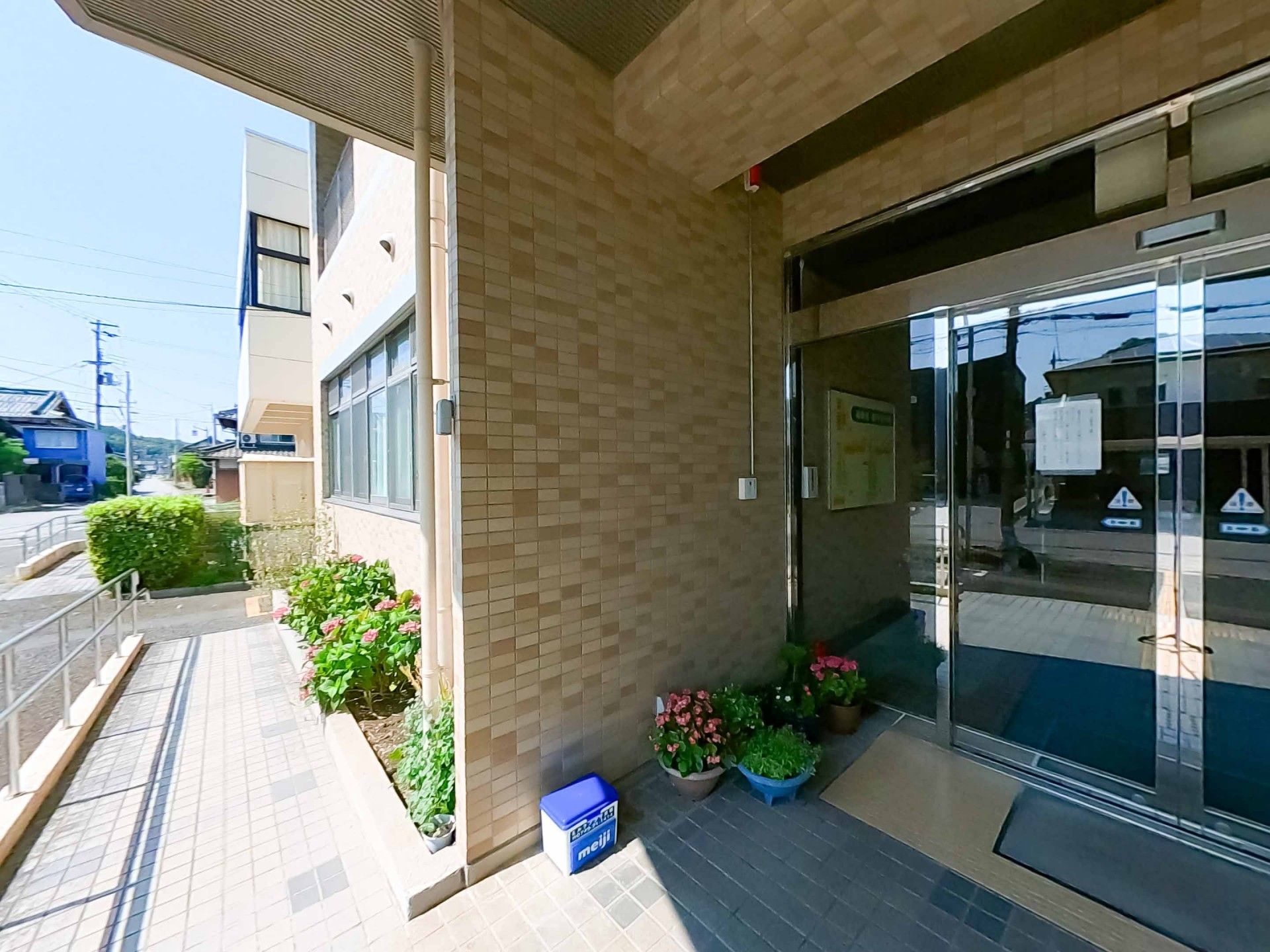 花が飾られた玄関