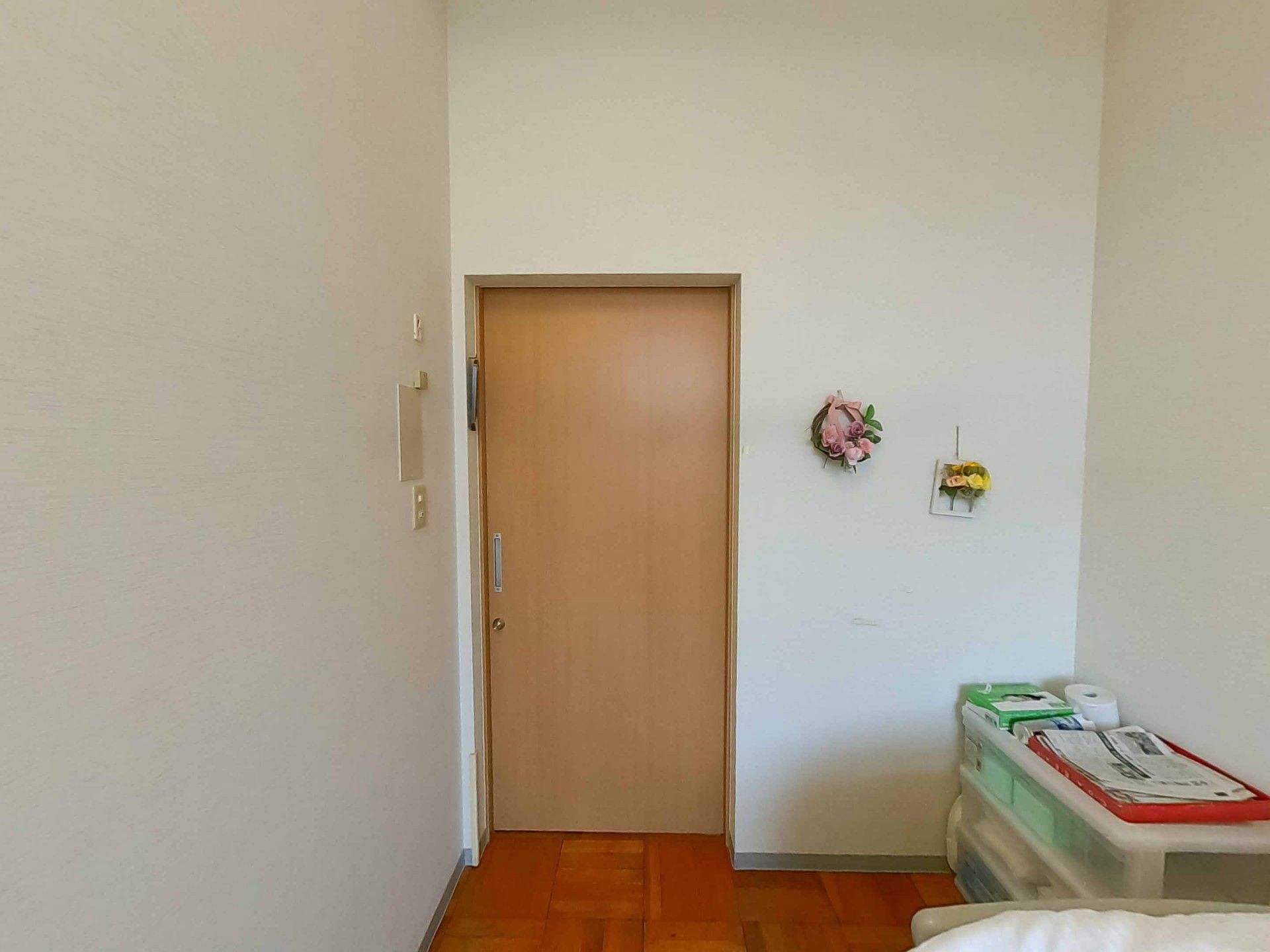 飾りがある木製の扉