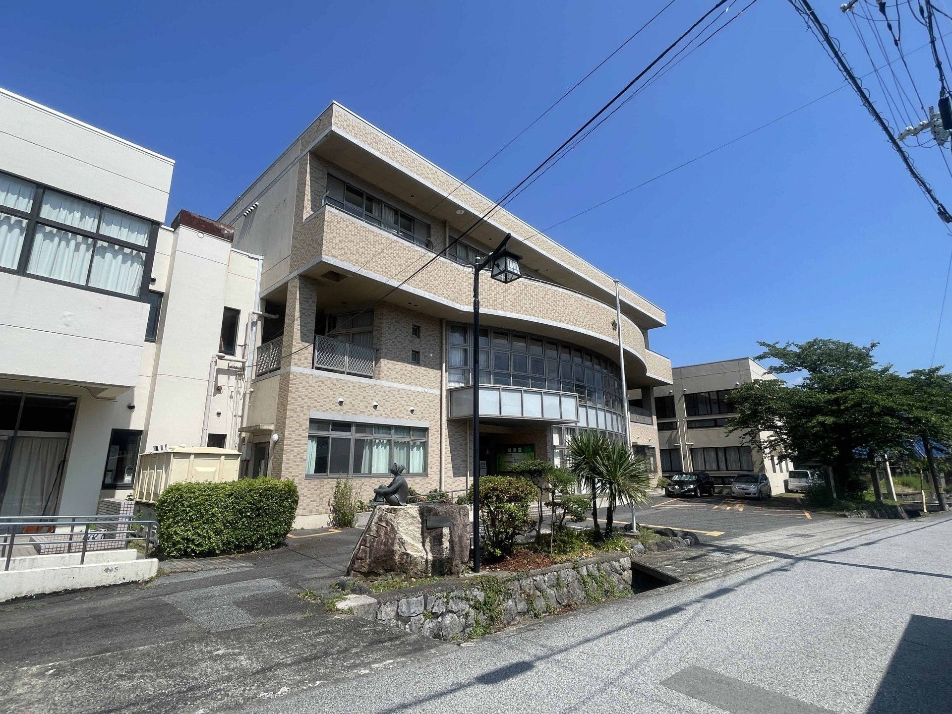 日差しが差し込む建物外観