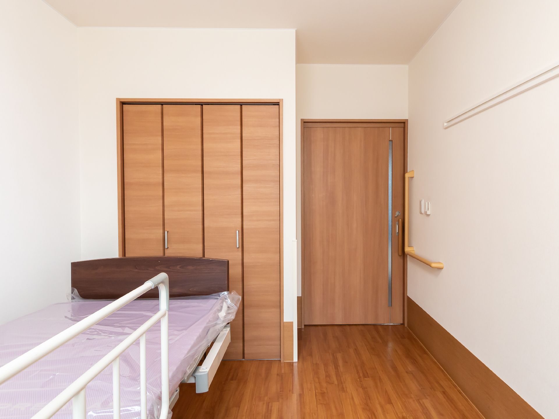 介護ベッドが設置された、引き戸になっている居室