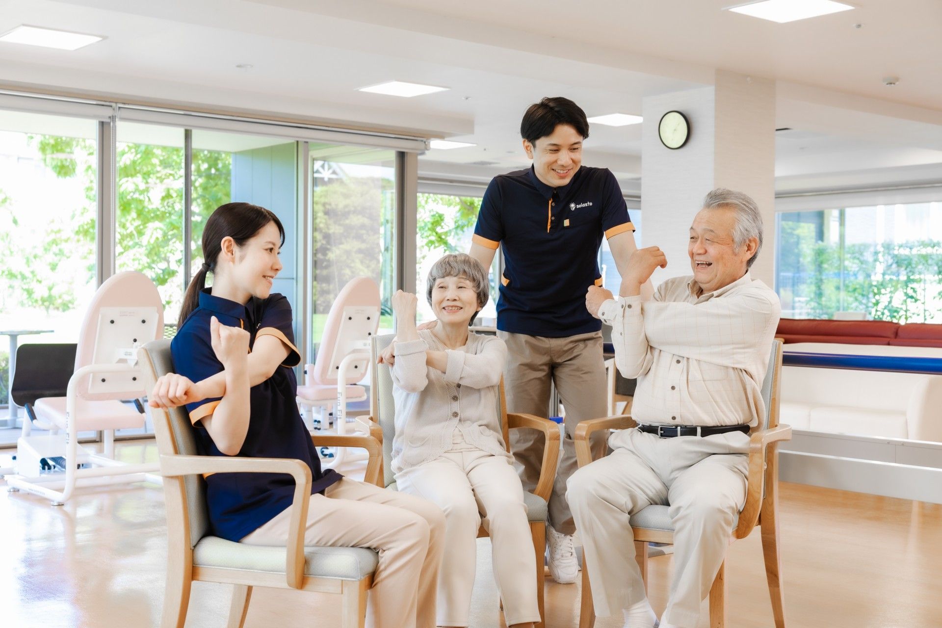 笑顔で体操を楽しむ人々