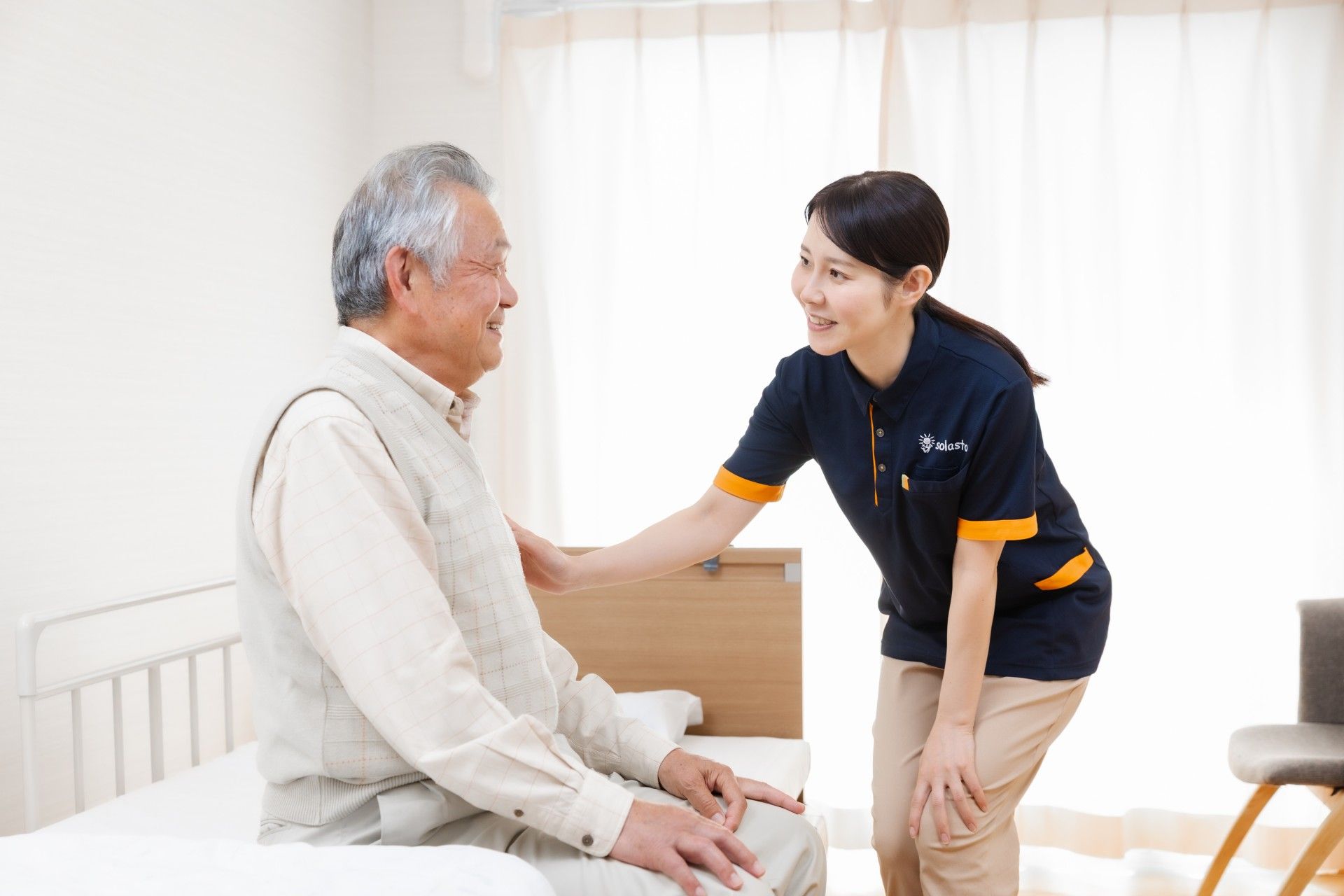 笑顔で会話する二人の様子