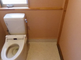バリアフリー設計のトイレと洗面所