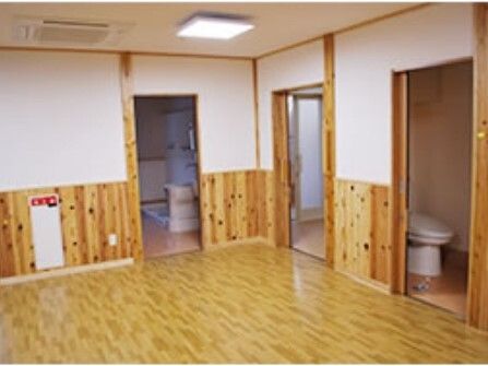 トイレが設置されたスペース。それぞれ引き戸が設置され、仲は広く、全部で3カ所用意されている。