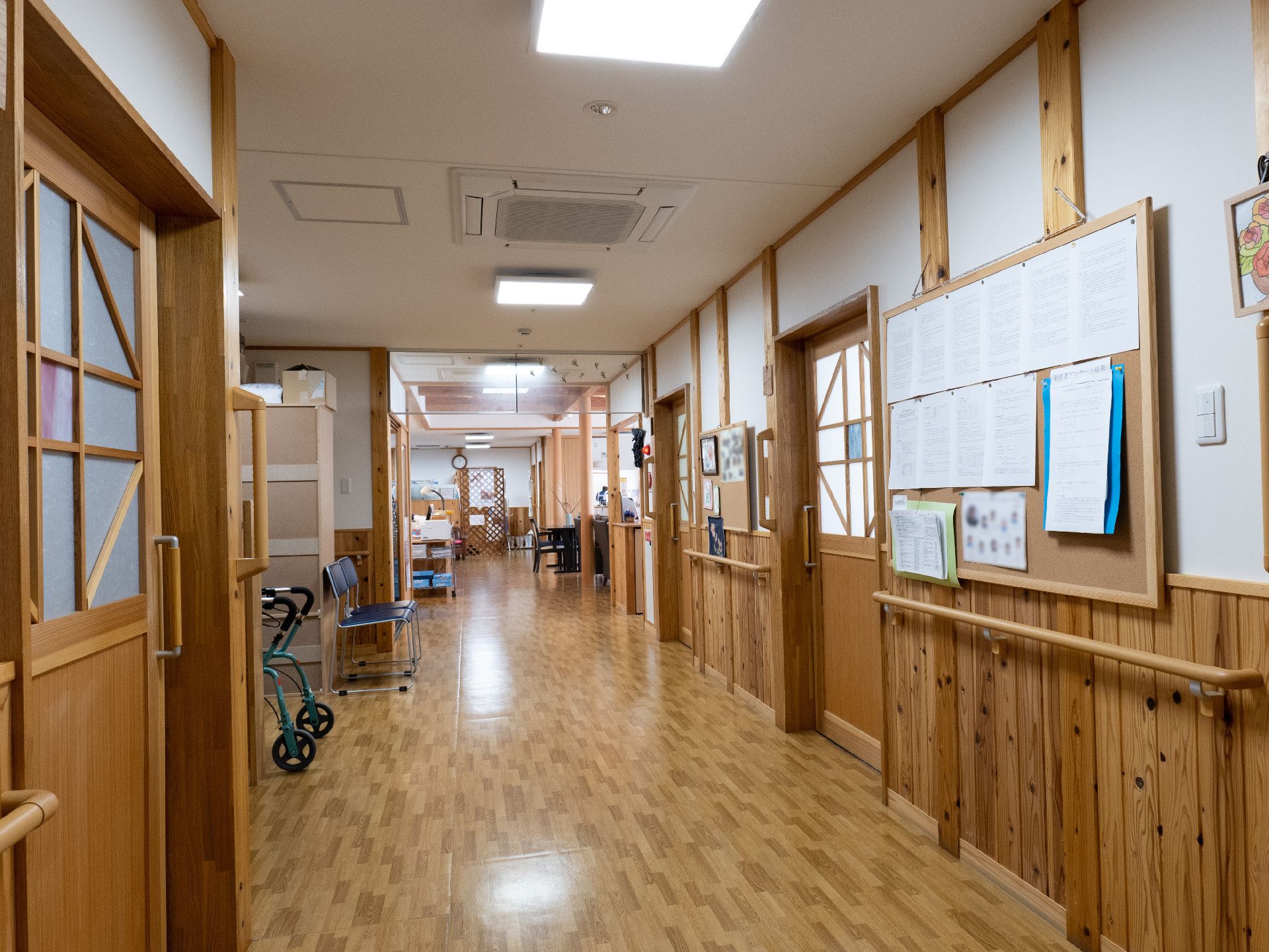 手すりが設置されている廊下