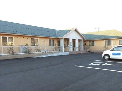 バリアフリー設計の施設外観