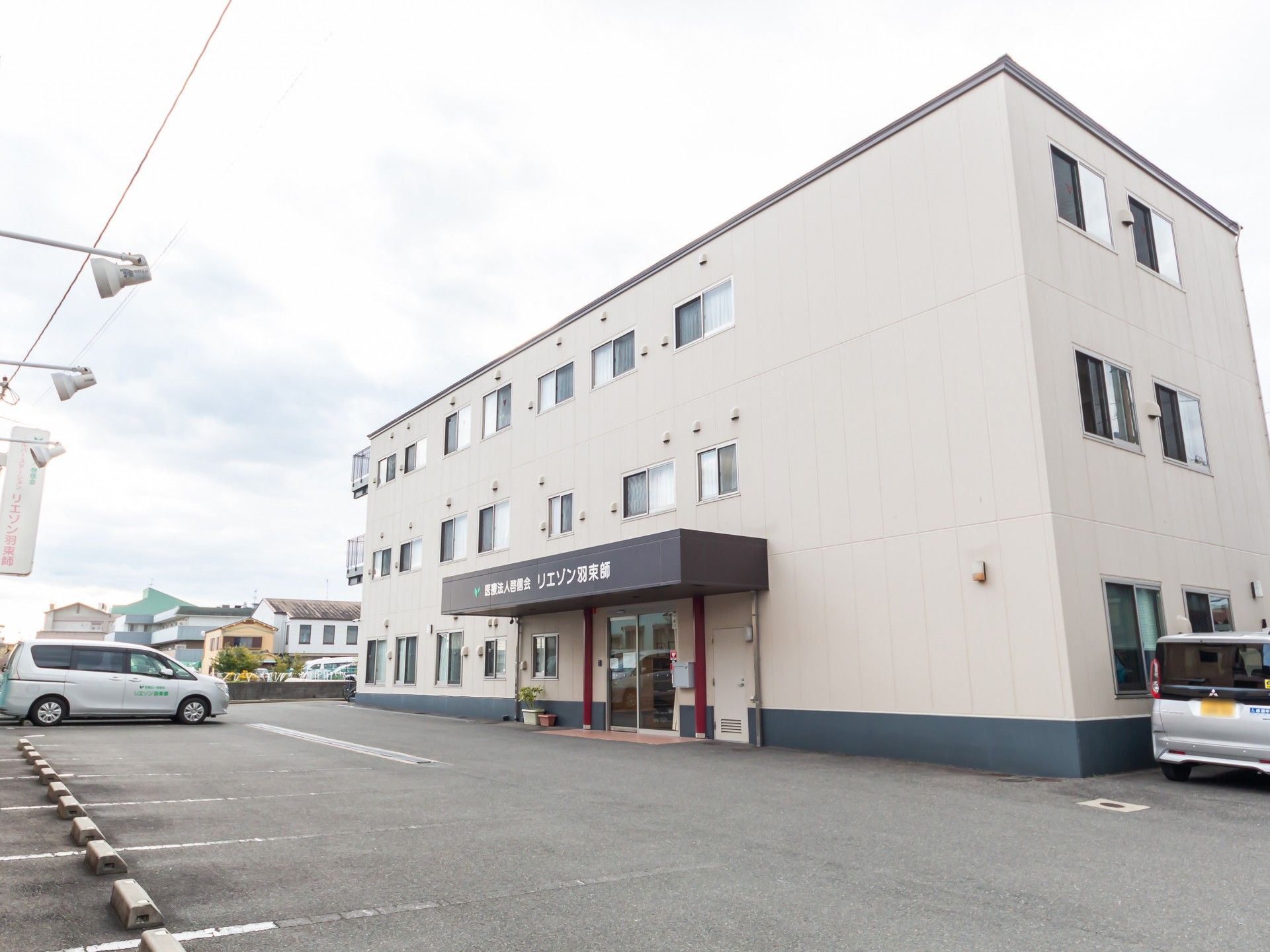 駐車場のある建物外観