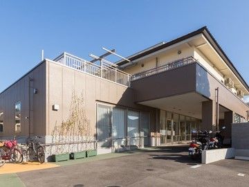 大きめの一軒家風の外観の建物。無駄のない直線的なデザインが印象的な建物の外観