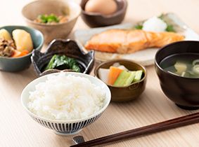 焼き鮭に肉じゃが、納豆、小鉢も付いた和食のセット