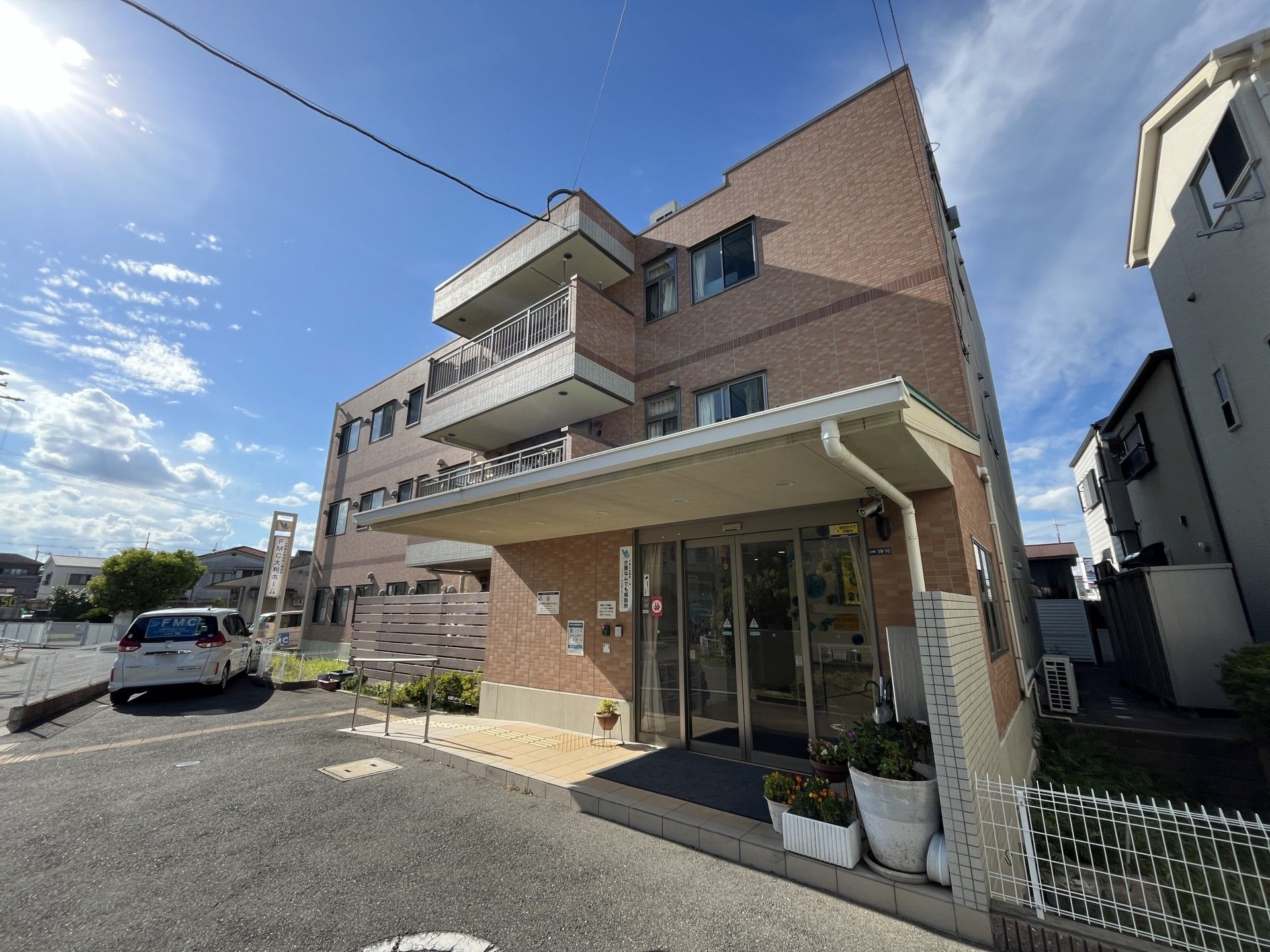 明るい入り口の建物