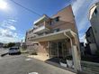 明るい入り口の建物