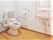 広いトイレには背もたれ・手すり付きのトイレや手洗い場、呼び出しボタンが付いている。