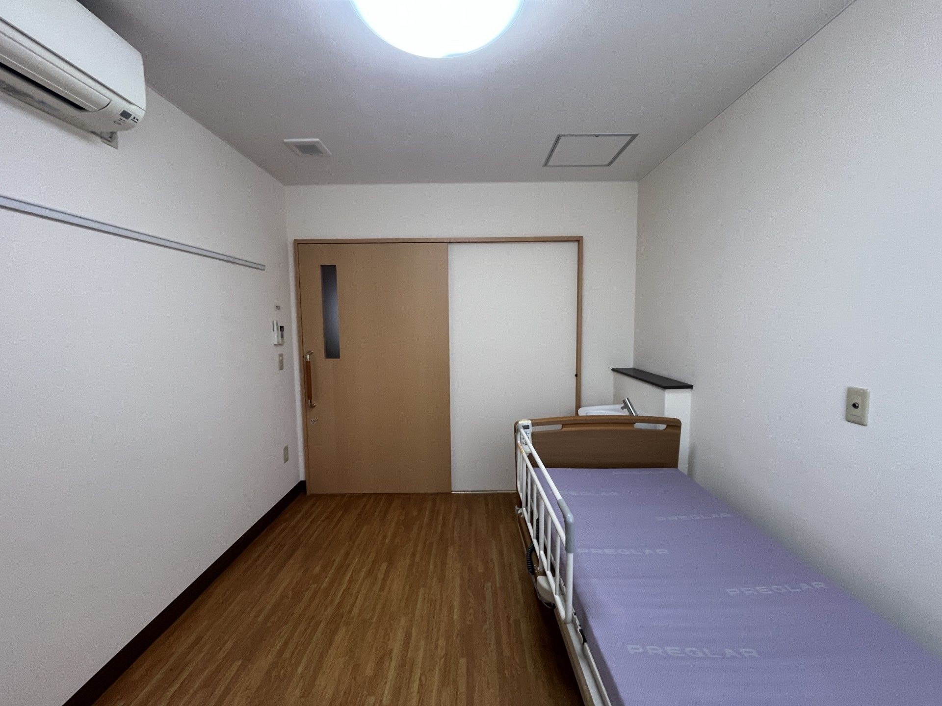 シンプルな個室の様子