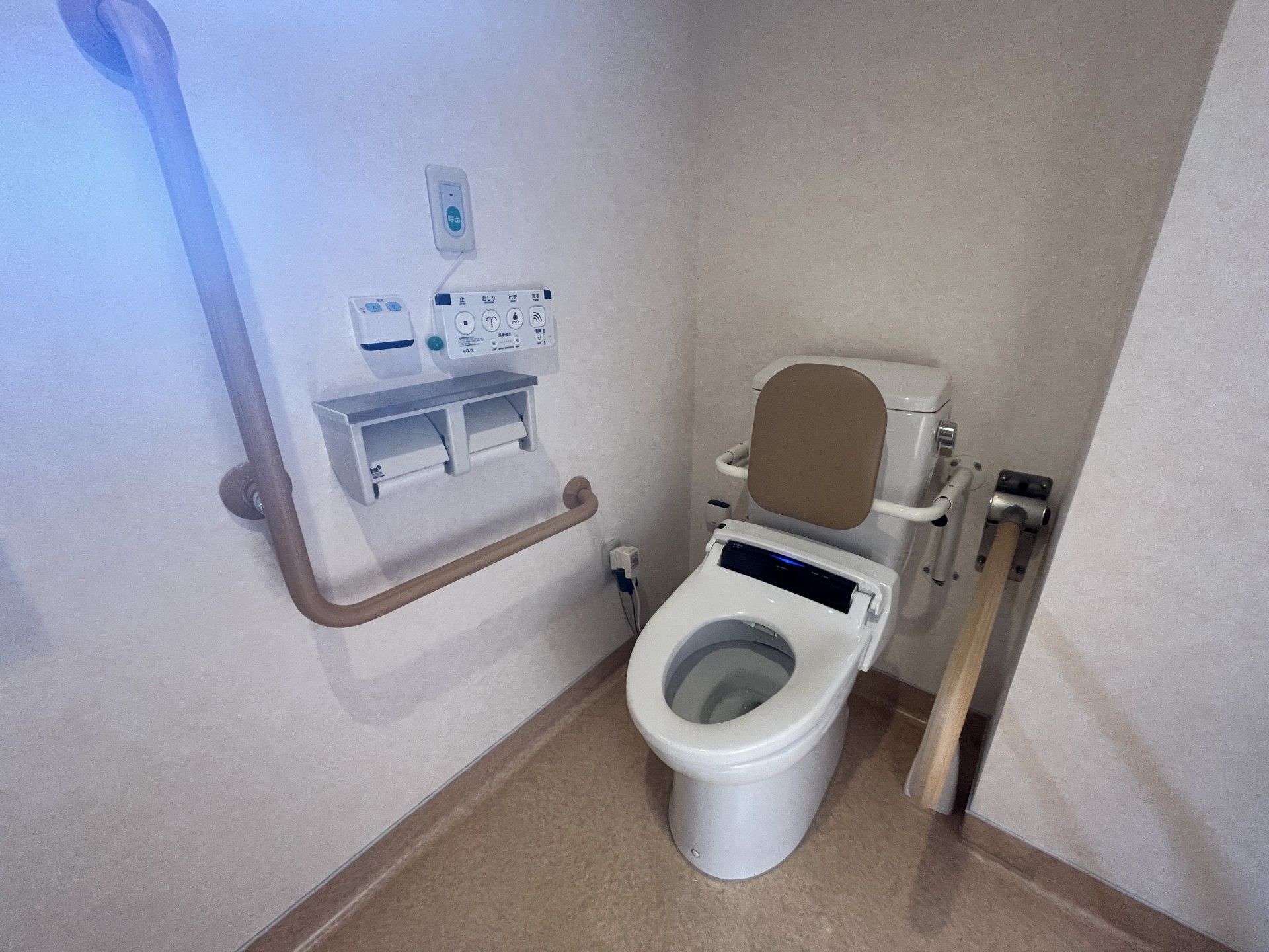 手すり付きのトイレ