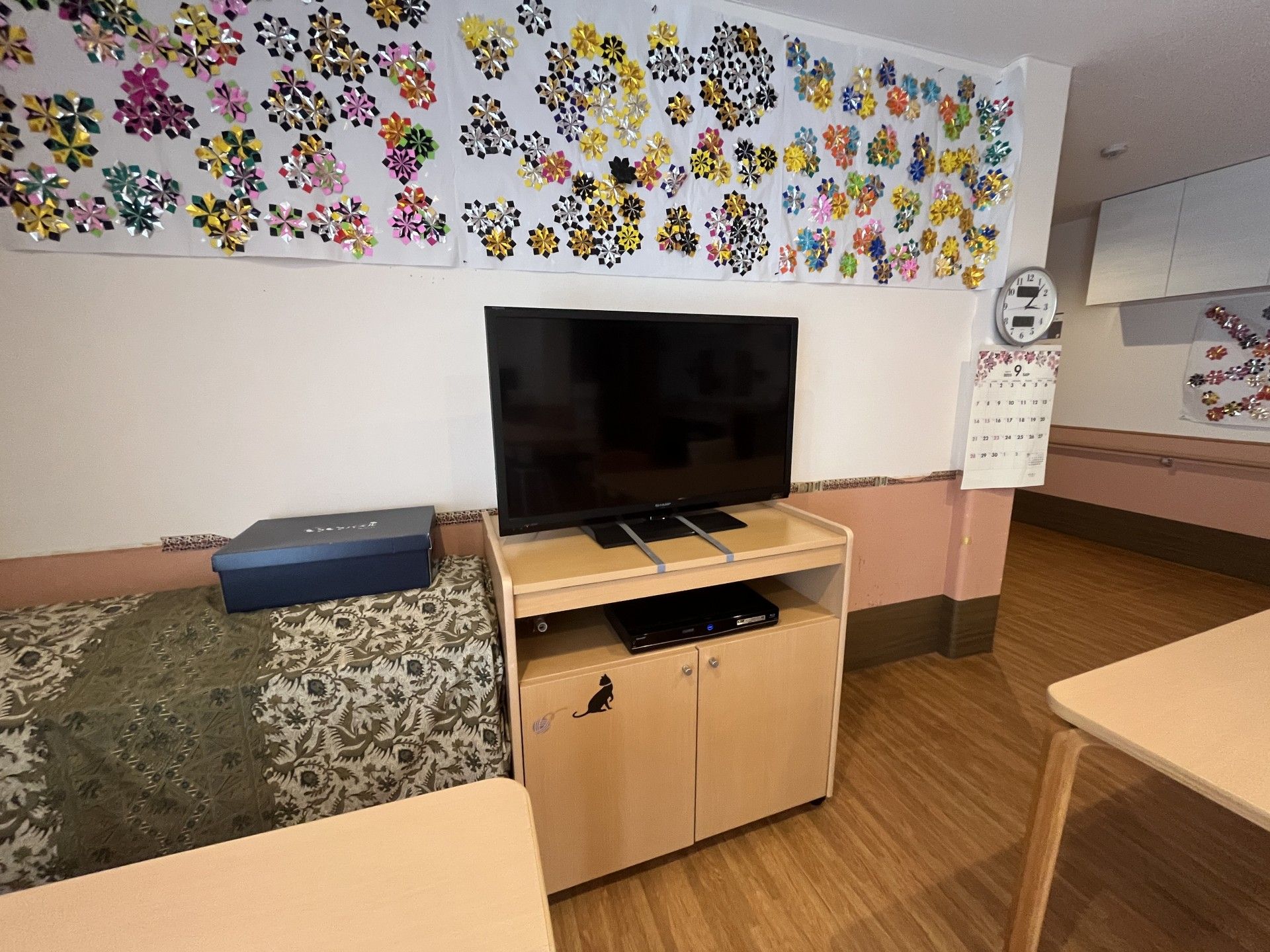 壁飾りとテレビのある部屋