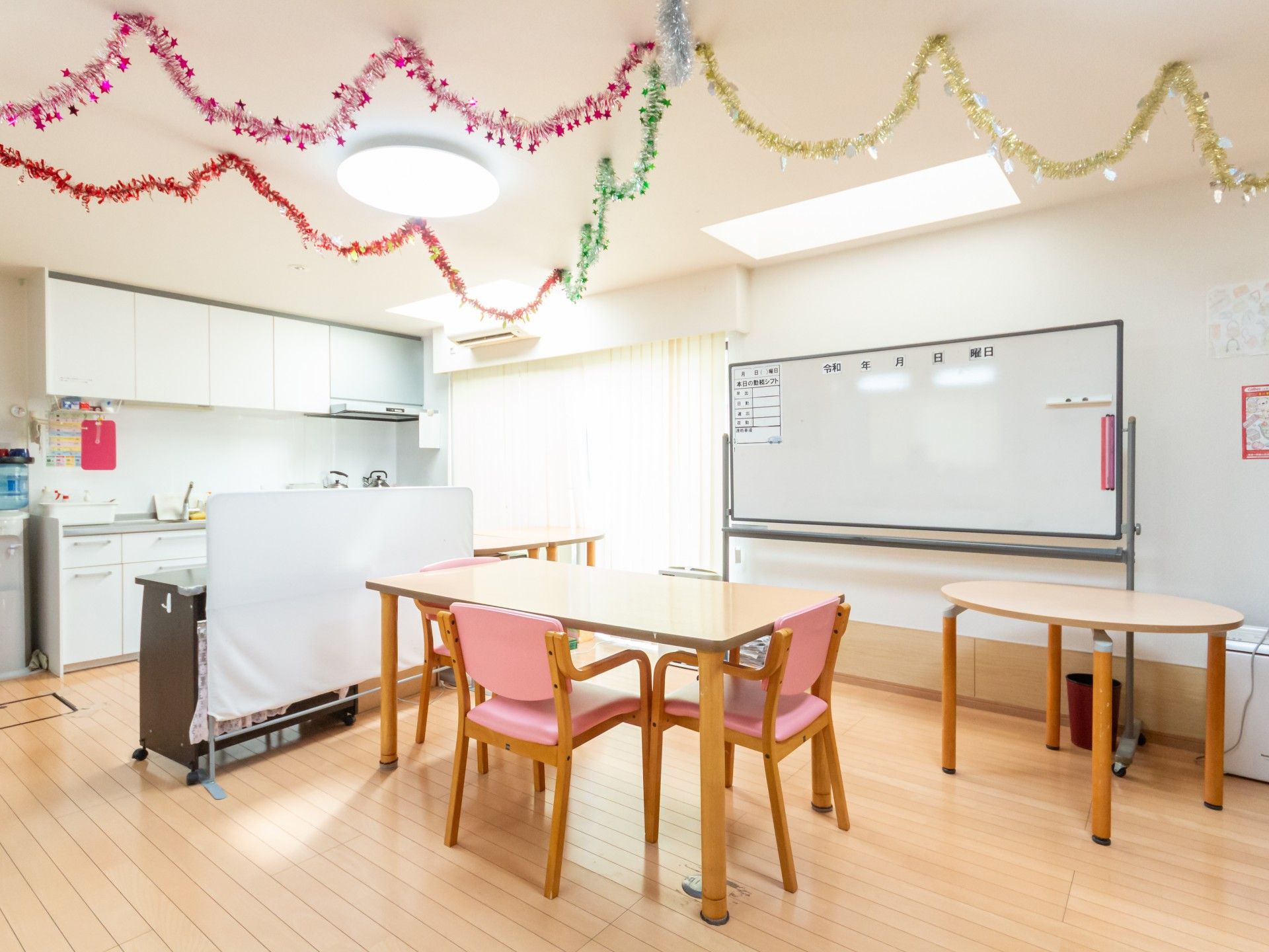 飾り付けられた明るい部屋
