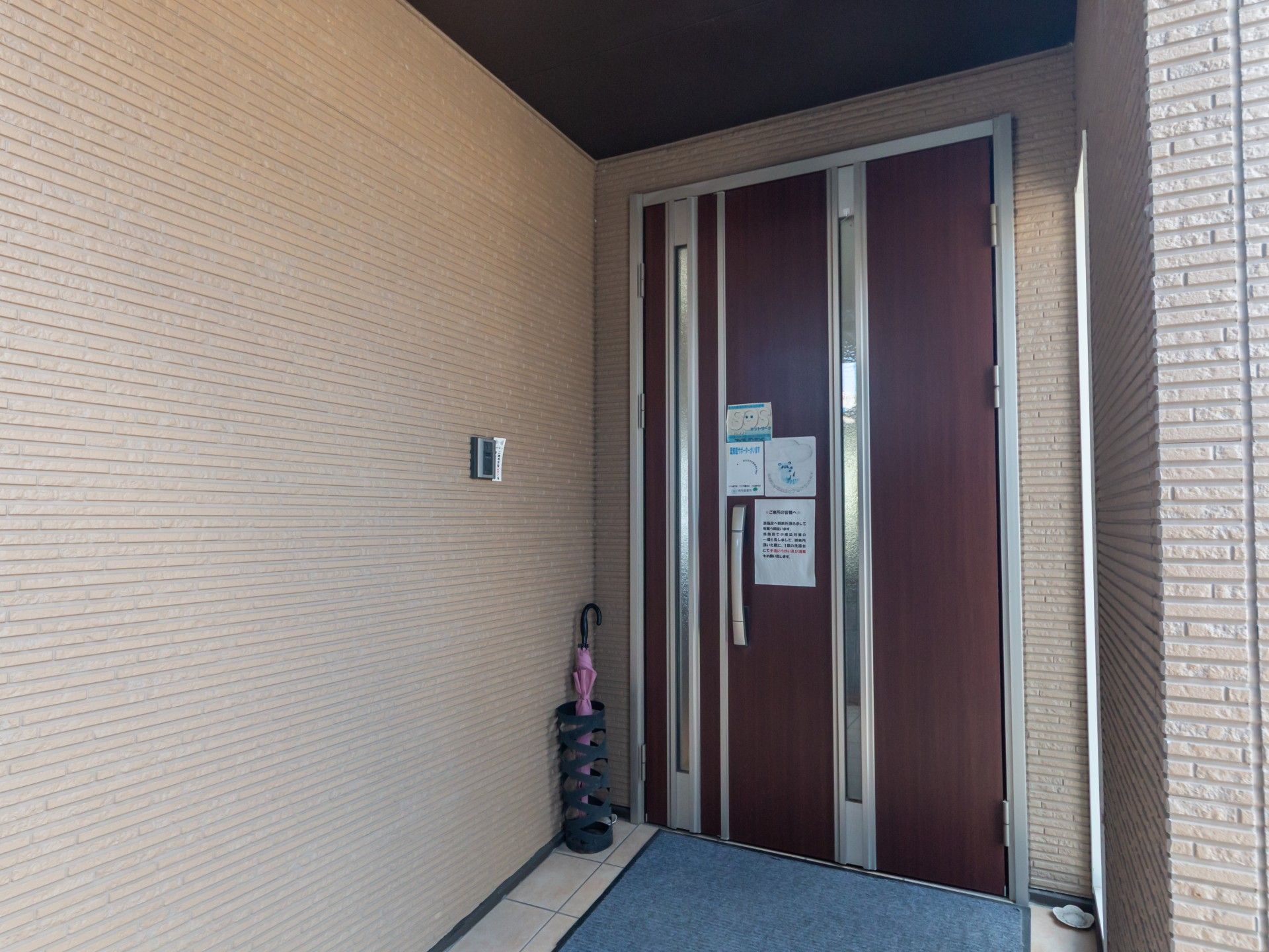 落ち着いた玄関の扉