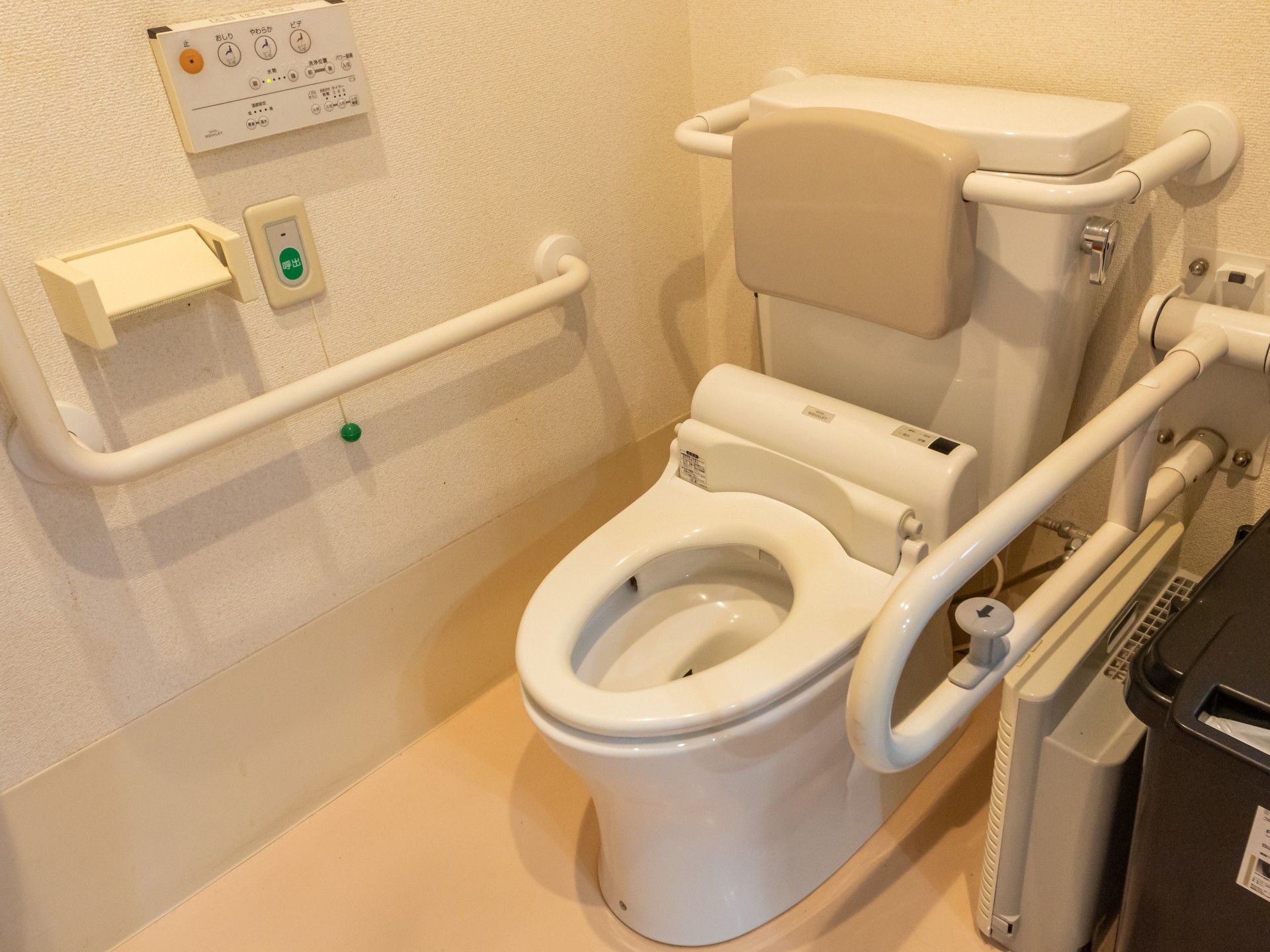 手すり付きのトイレ