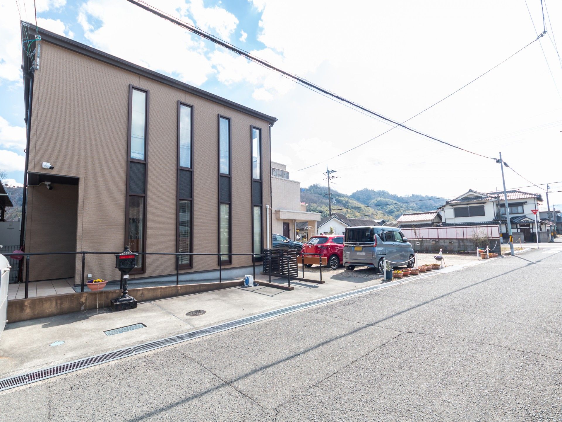 静かな住宅街の建物外観