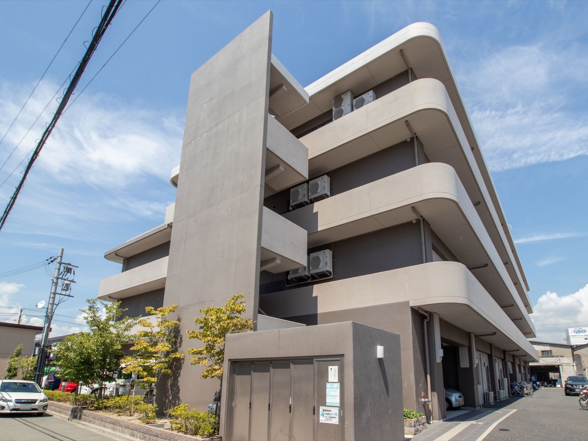 モダンな構造の建物になっており、建物は高級感がある。生活道路に面した部分には、さまざまな種類の樹木が植えてある。
