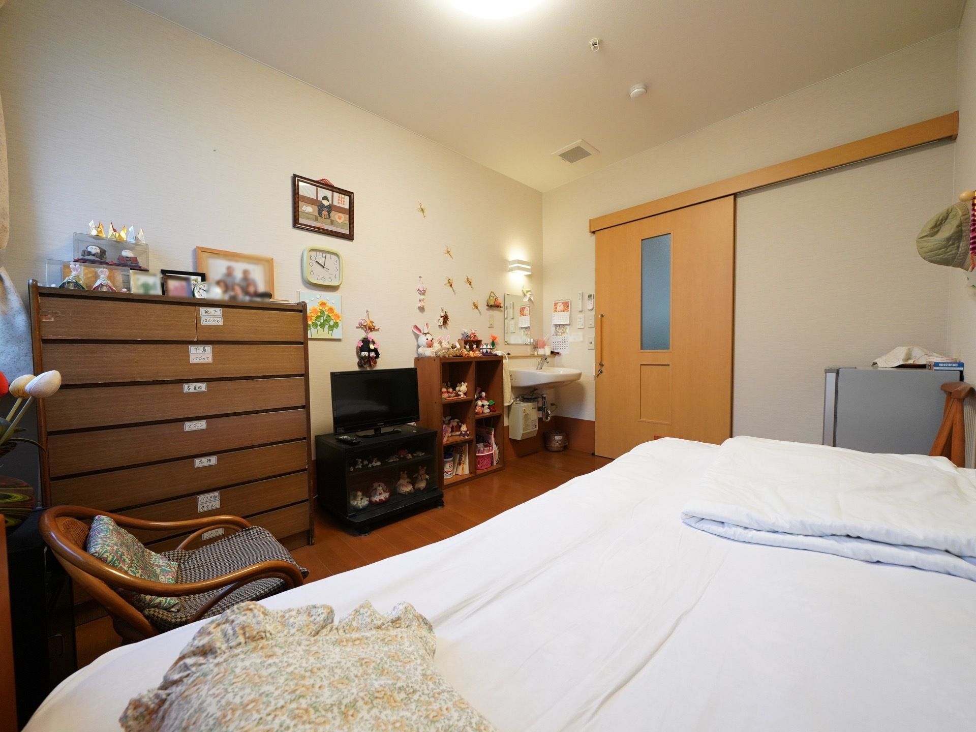横幅にゆとりのある開き扉である。入ってすぐ洗面台が設置されている。壁際にタンスやテレビボード、ラックが置ける広さがある。