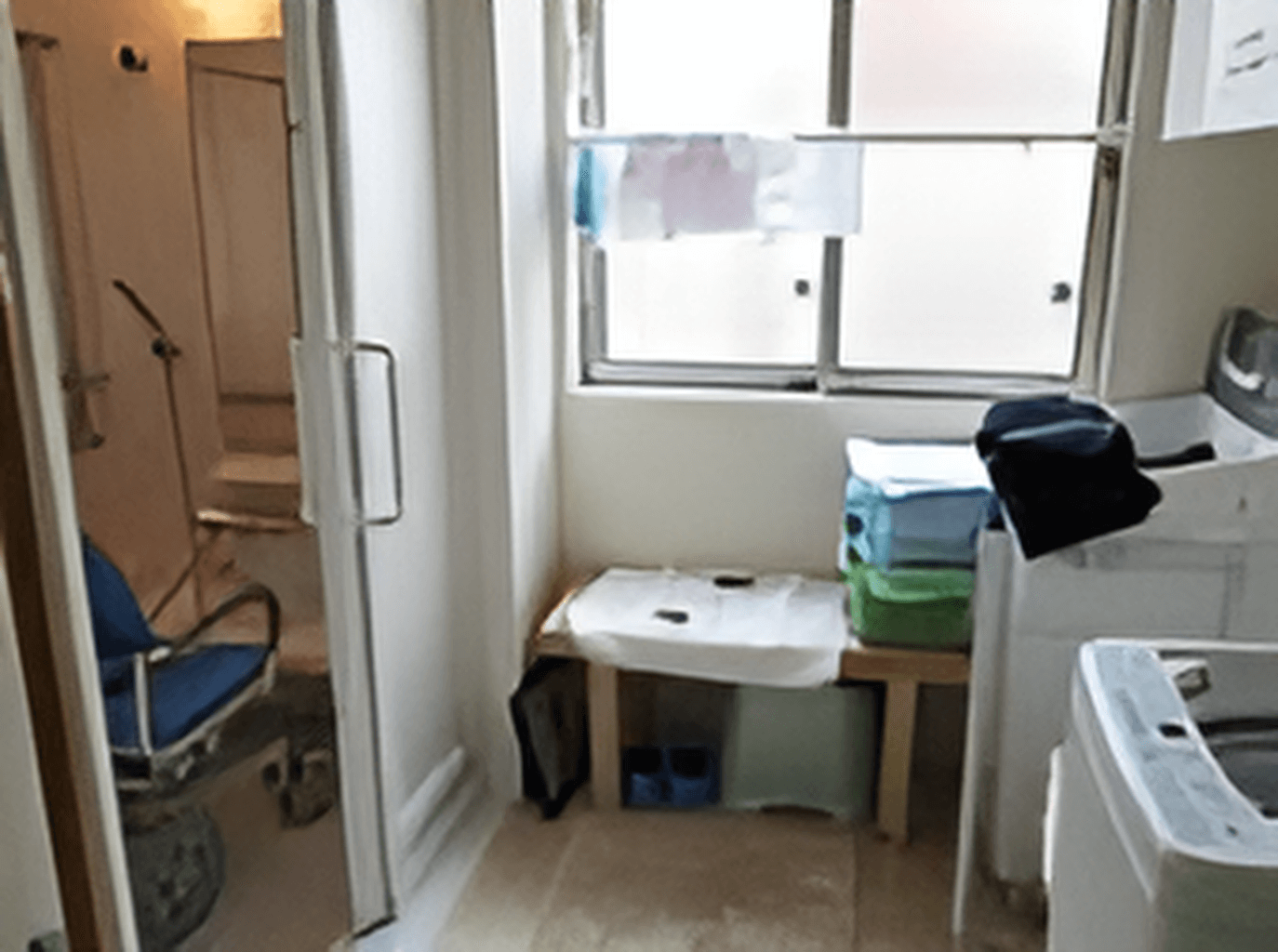 椅子に座った姿勢で入れるタイプの浴槽。右側は脱衣所の様子